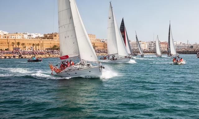 Regata costera con embarcaciones frente a Cádiz durante una cobertura audiovisual